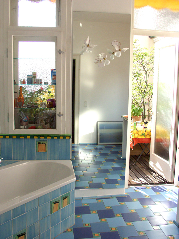 Ein Bad mit handgemachten blauen Fliesen und Bordüren von Guido Kratz