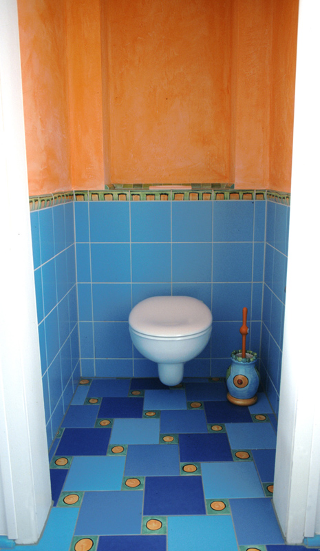 WC mit blauen Fliesen und Einlegern von Guido Kratz