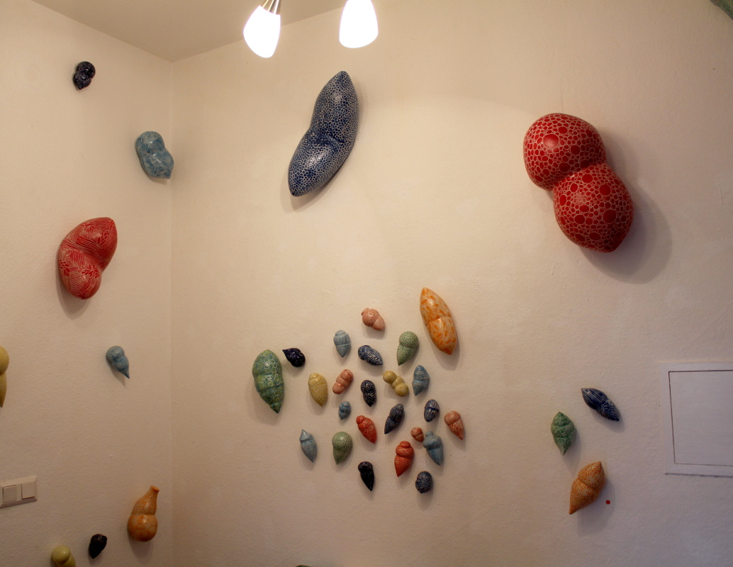 Kunst im Korridor 2, eine Ausstellung mit Keramik-Gefäßen von Guido Kratz aus Hannover