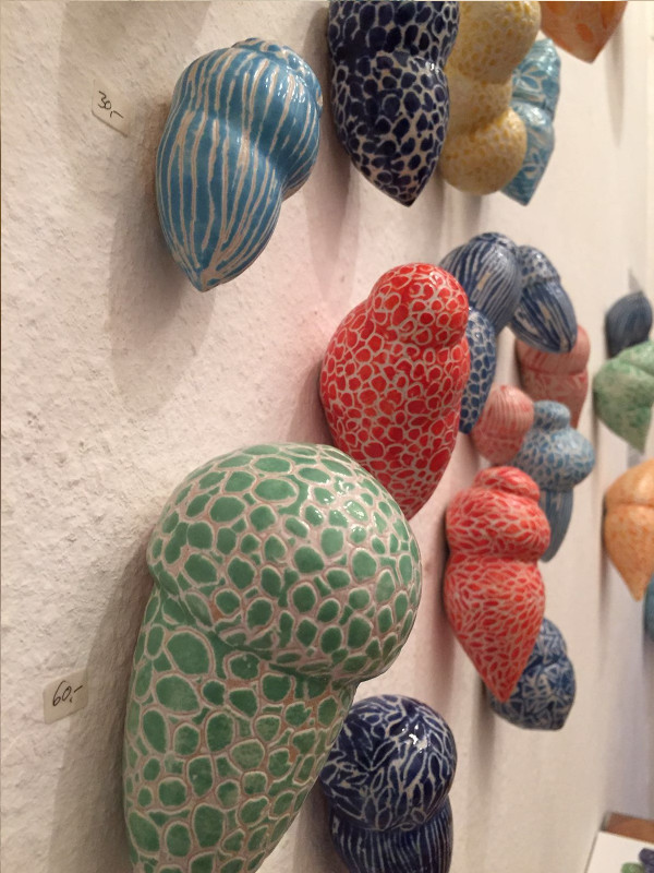 Kunst im Korridor 4, eine Ausstellung mit Keramik-Gefäßen von Guido Kratz aus Hannover