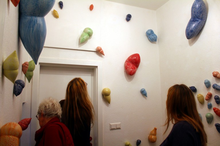 Kunst im Korridor 6, eine Ausstellung mit Keramik-Gefäßen von Guido Kratz aus Hannover