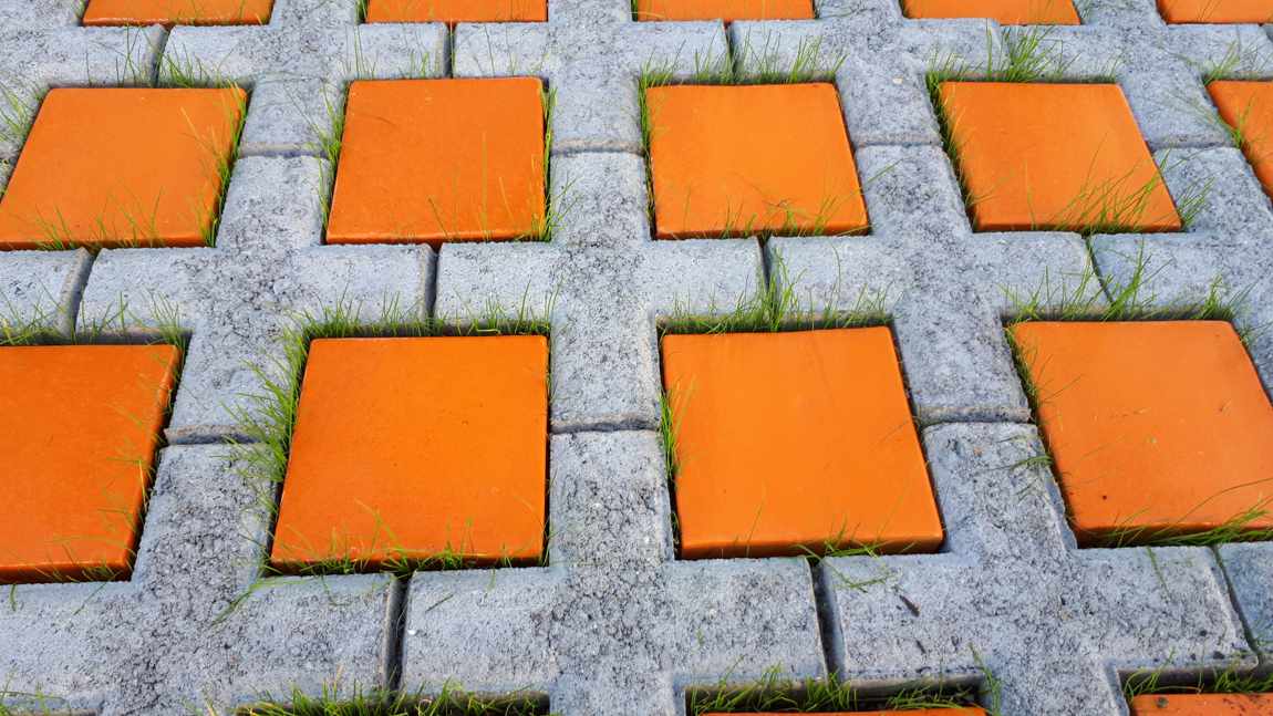 Keramik Pflastersteine in orange auf einem Parkplatz von Guido Kratz aus Hannover