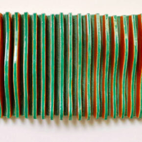 bewegtes Wandrelief aus Keramik in grün orange von dem Keramiker Guido Kratz aus Hannover