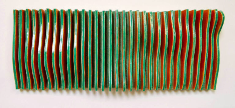 bewegtes Wandrelief aus Keramik in grün orange von dem Keramiker Guido Kratz aus Hannover